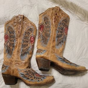 Corral hearts and wings cowboy boots 8 1/2 M